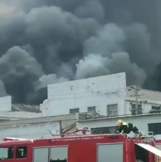令人震惊！日用百货店内员工救火用嘴吹致19死惨剧——安全意识缺失的恶果